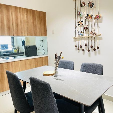 Palazio Mount Austin 2Br Studio Pool View With Tv Box-3 Plus 1 Pax C2-07 Johor Bahru Exterior photo