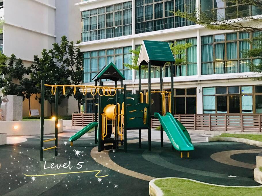 Palazio Mount Austin 2Br Studio Pool View With Tv Box-3 Plus 1 Pax C2-07 Johor Bahru Exterior photo