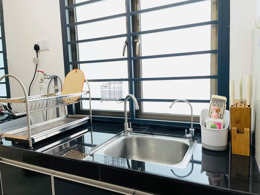 Palazio Mount Austin 2Br Studio Pool View With Tv Box-3 Plus 1 Pax C2-07 Johor Bahru Exterior photo